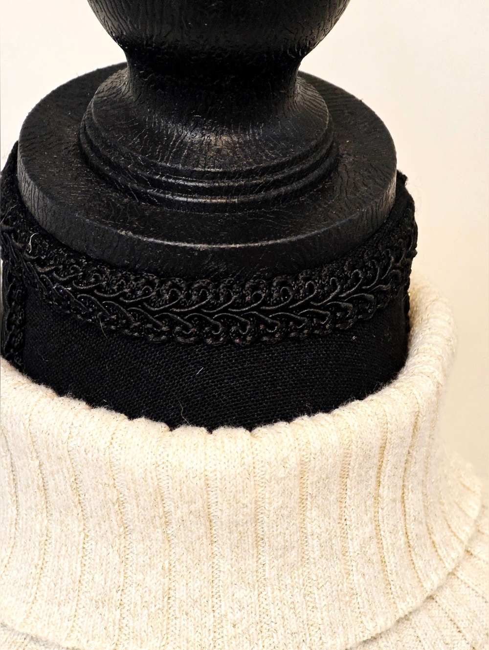 Chico’s Cream Ribbed Turtleneck Sweater Metallic Shimmer Knit Size 1 (M) - Picture 9 of 12